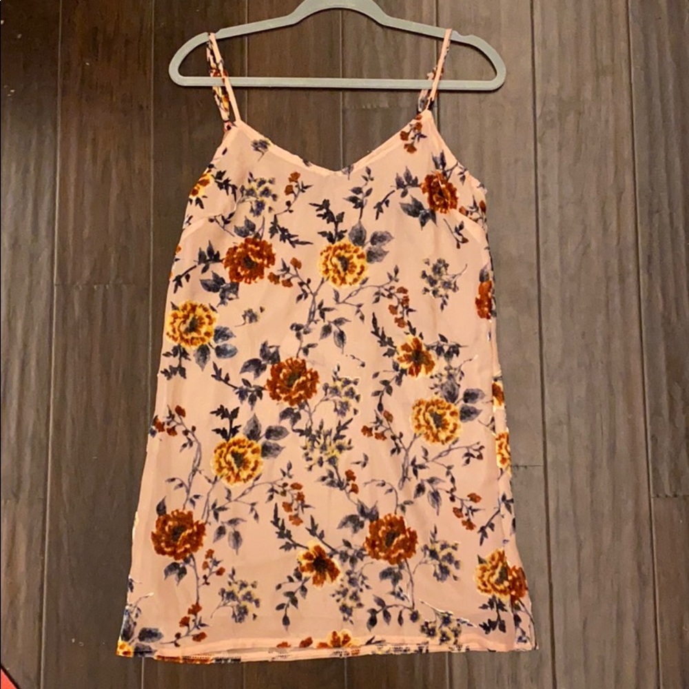 Mauve dress with velvet floral details